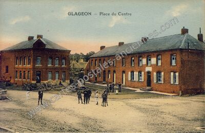 Carte postale ancienne Place du Centre — Glageon (Nord)