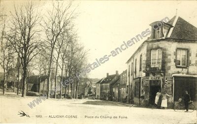 Carte postale ancienne Place du Champ de Foire — Alligny-Cosne (Nièvre)