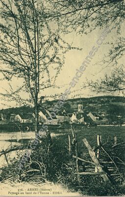 Carte postale ancienne Paysage au bord de l'Yonne — Armes (Nièvre)