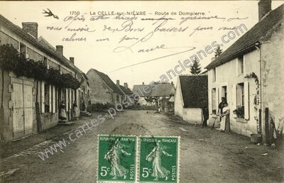 Carte postale ancienne Route de Dompierre — La Celle-sur-Nièvre (Nièvre)