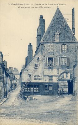 Carte postale ancienne Entrée de la Cour du Château et ancienne rue des Chapelains — La Charité-sur-Loire (Nièvre)