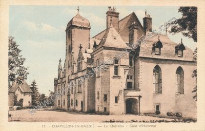 Carte postale ancienne Le Château - Cour d'Honneur — Châtillon-en-Bazois (Nièvre)