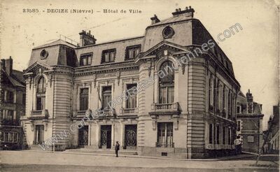 Carte postale ancienne Hôtel de Ville — Decize (Nièvre)