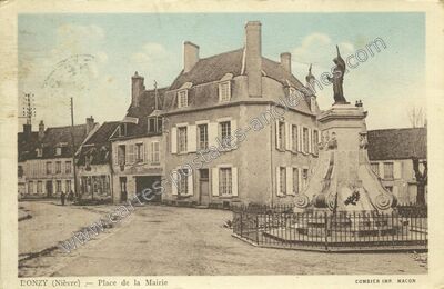 Carte postale ancienne Place de la Mairie — Donzy (Nièvre)