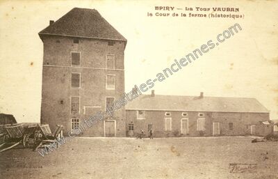 Carte postale ancienne La Tour Vauban, la Cour de la ferme (historique) — Epiry (Nièvre)