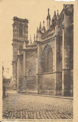 Carte postale ancienne Cathédrale Saint-Cyr - Tour (54 m.) des XV et XVI siècles — Nevers (Nièvre)