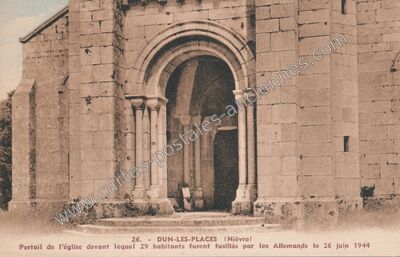 Carte postale ancienne Portail de l'église devant lequel 29 habitants furent fusillés par les Allemands le 26… — Dun-les-Places (Nièvre)