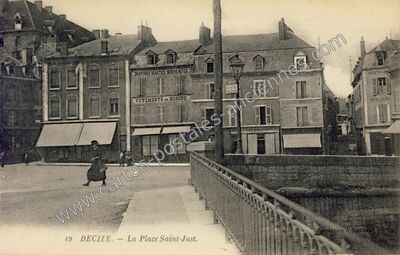 Carte postale ancienne La Place Saint-Just — Decize (Nièvre)