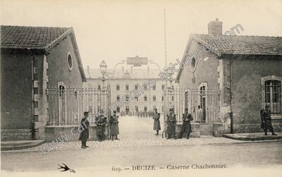 Carte postale ancienne Caserne Charbonnier — Decize (Nièvre)