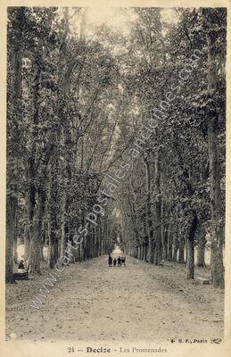 Carte postale ancienne Les Promenades — Decize (Nièvre)