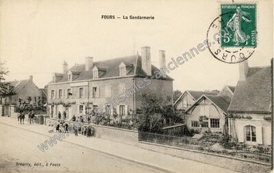 Carte postale ancienne La Gendarmerie — Fours (Nièvre)