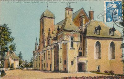 Carte postale ancienne Le Château - Cour d'Honneur — Châtillon-en-Bazois (Nièvre)