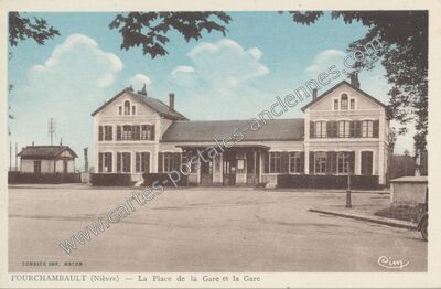 Carte postale ancienne La Place de la Gare et la Gare — Fourchambault (Nièvre)