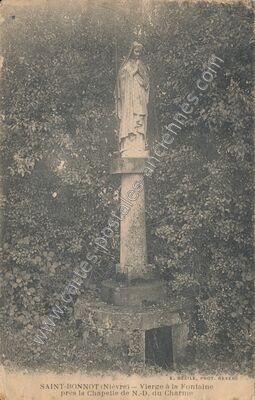 Carte postale ancienne Vierge à la Fontaine près la Chapelle de N.-D. du Charme — Saint-Bonnot (Nièvre)