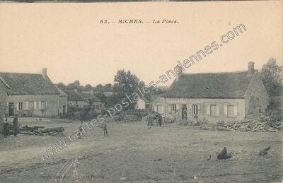 Carte postale ancienne La Place — Biches (Nièvre)