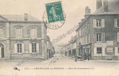 Carte postale ancienne Rue du Commerce — Châtillon-en-Bazois (Nièvre)