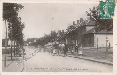 Carte postale ancienne Avenue de la Gare — Fourchambault (Nièvre)
