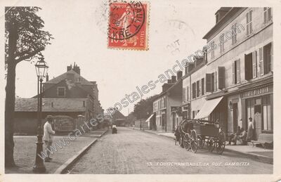 Carte postale ancienne La Rue Gambetta — Fourchambault (Nièvre)