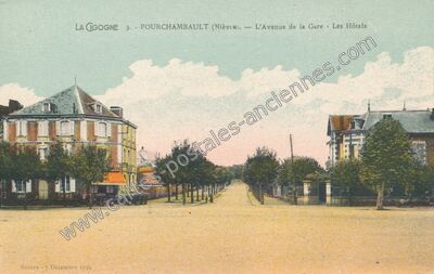 Carte postale ancienne L'Avenue de la Gare - Les Hôtels — Fourchambault (Nièvre)