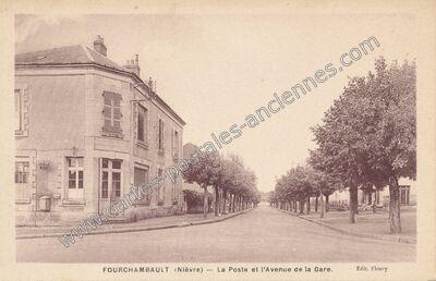 Carte postale ancienne La Poste et l'Avenue de la Gare — Fourchambault (Nièvre)