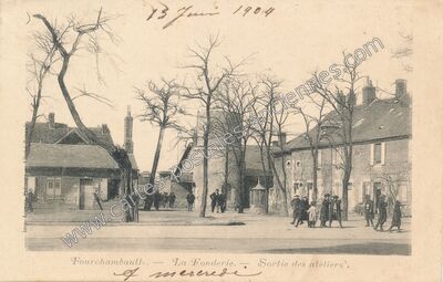 Carte postale ancienne La Fonderie. — Sortie des ateliers — Fourchambault (Nièvre)