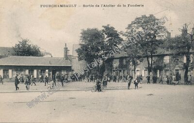 Carte postale ancienne Sortie de l'Atelier de la Fonderie — Fourchambault (Nièvre)
