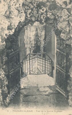 Carte postale ancienne Pied de la Source St-Léger — Pougues-les-Eaux (Nièvre)
