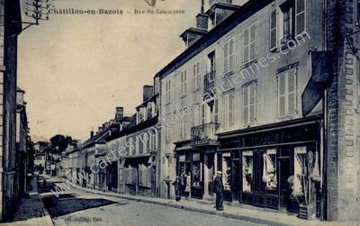 Carte postale ancienne Rue du Commerce — Châtillon-en-Bazois (Nièvre)