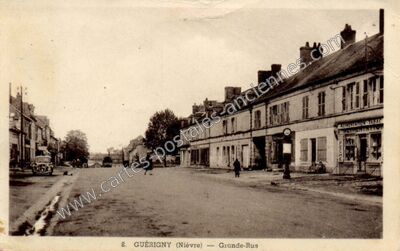Carte postale ancienne Grande-Rue — Guérigny (Nièvre)