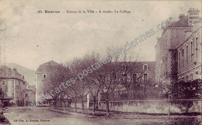 Carte postale ancienne Entrée de la Ville - A droite: Le Collège — Embrun (Hautes-Alpes)