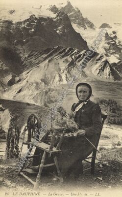 Carte postale ancienne Une fil- ise — La Grave (Hautes-Alpes)