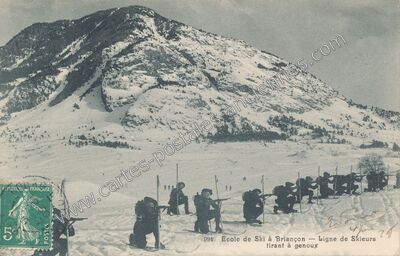 Carte postale ancienne Ecole de Ski — Ligne de Skieurs tirant à genoux — Briançon (Hautes-Alpes)