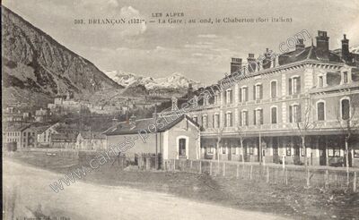 Carte postale ancienne La Gare ; au fond, le Chaberton (fort italien) — Briançon (Hautes-Alpes)