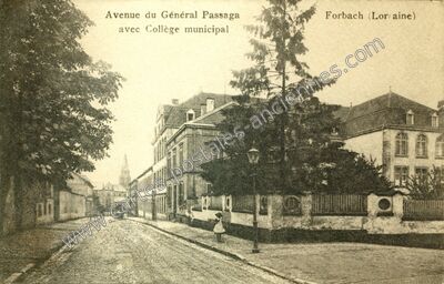 Carte postale ancienne Avenue du Général Passaga avec Collège municipal — Forbach (Moselle)
