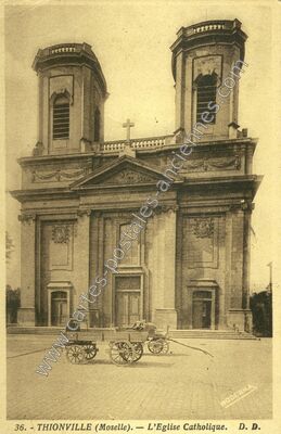 Carte postale ancienne L'Eglise Catholique — Thionville (Moselle)