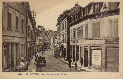 Carte postale ancienne Rue du Maréchal Foch — Bitche (Moselle)