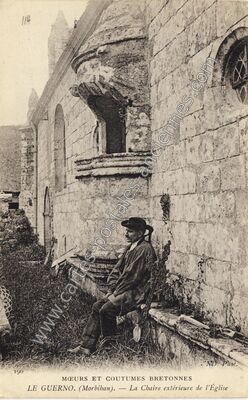 Carte postale ancienne Mœurs et coutumes bretonnes - La Chaire extérieure de l'Église — Le Guerno (Morbihan)