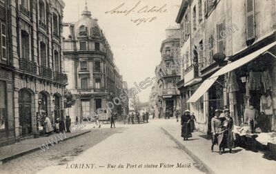 Carte postale ancienne Rue du Port et statue Victor Massé — Lorient (Morbihan)