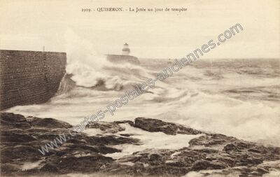 Carte postale ancienne La Jetée un jour de tempête — Quiberon (Morbihan)