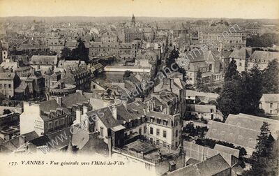 Carte postale ancienne Vue générale vers l'Hôtel de-Ville — Vannes (Morbihan)