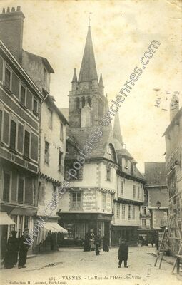Carte postale ancienne La Rue de l'Hôtel-de-Ville — Vannes (Morbihan)