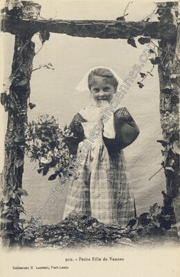 Carte postale ancienne Petite Fille — Vannes (Morbihan)