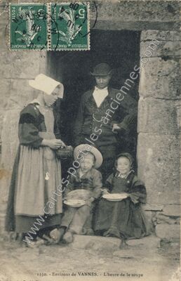 Carte postale ancienne Environs de VANNES. - L'heure de la soupe — Vannes (Morbihan)