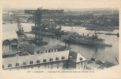 Carte postale ancienne Cuirassé en achèvement sous la Grande Grue — Lorient (Morbihan)