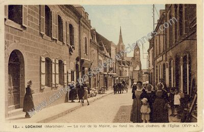 Carte postale ancienne La rue de la Mairie, au fond les deux clochers de l'Eglise — Locminé (Morbihan)