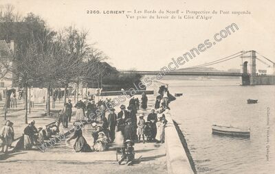 Carte postale ancienne Les Bords du Scorff - Perspective du Pont suspendu / Vue prise du lavoir de la Côte… — Lorient (Morbihan)