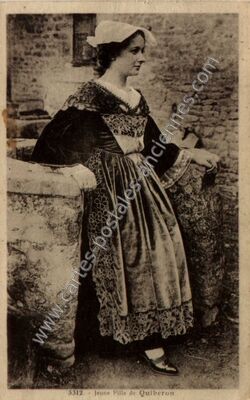 Carte postale ancienne Jeune Fille — Quiberon (Morbihan)