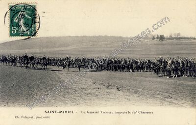 Carte postale ancienne Le Général Trémeau inspecte le 19° Chasseurs — Saint-Mihiel (Meuse)