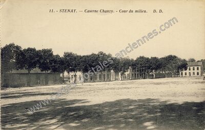 Carte postale ancienne Caserne Chanzy. - Cour du milieu — Stenay (Meuse)