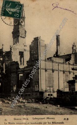 Carte postale ancienne La Mairie incendiée et bombardée — Laheycourt (Meuse)